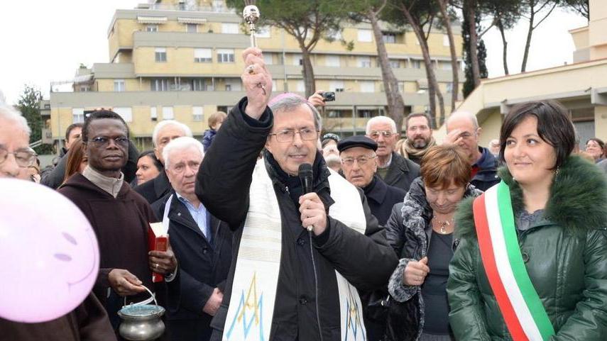 Il giorno dell'inaugurazione della scuola (foto Franco Silvi)