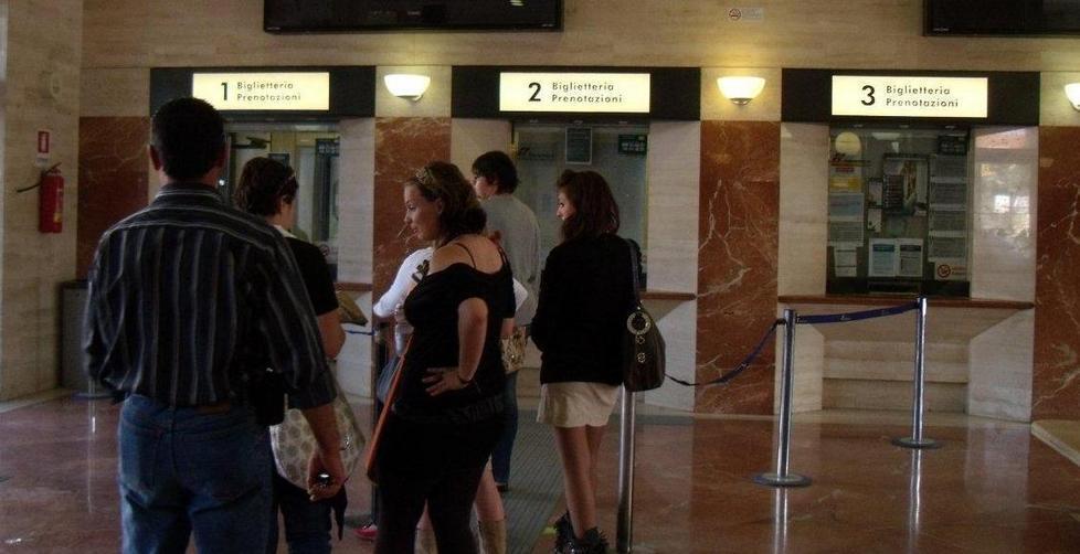 Caos biglietteria, pendolari infuriati 