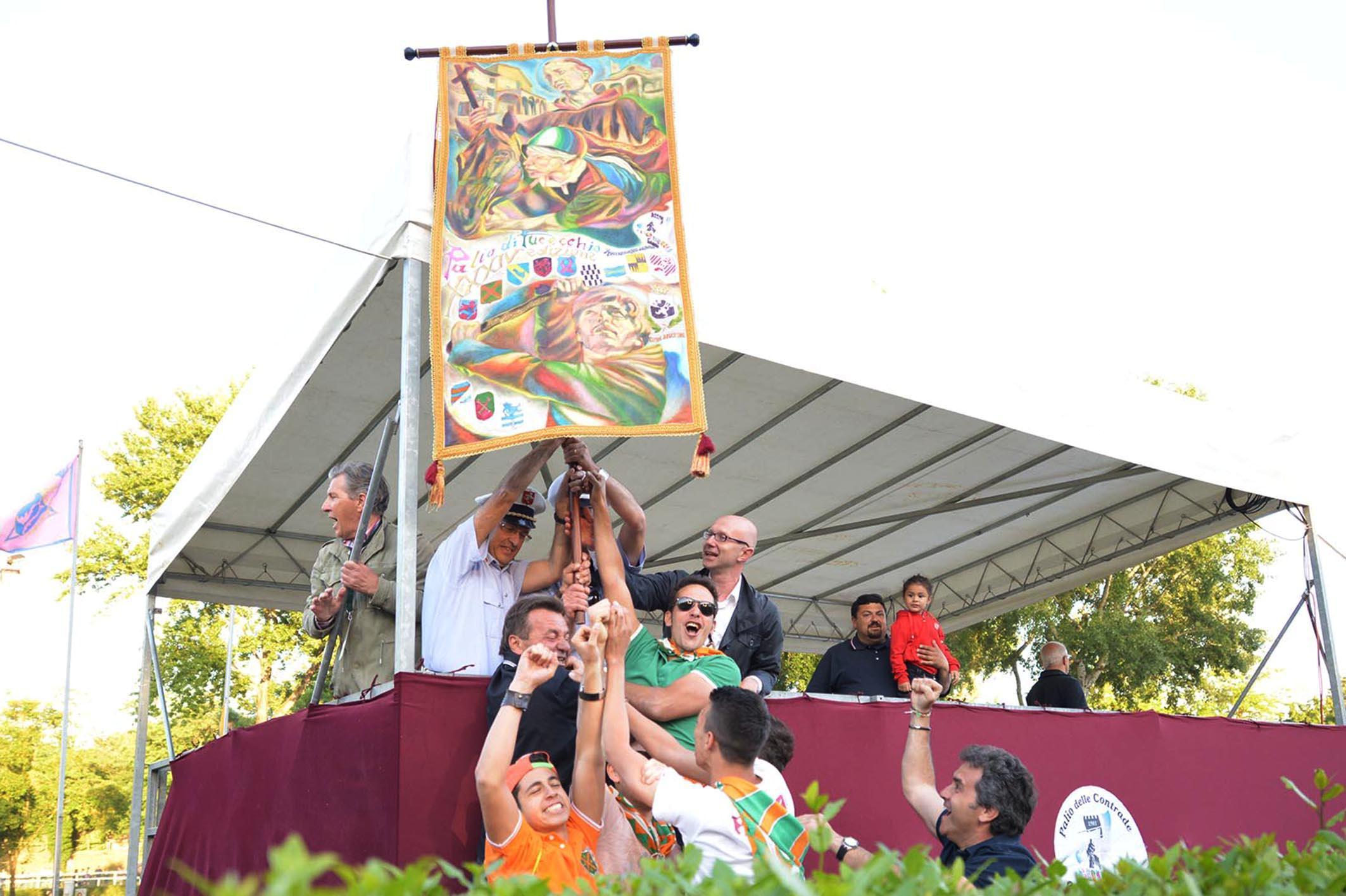 I contradaioli di Querciola festeggiano il trionfo nell'edizione 2014