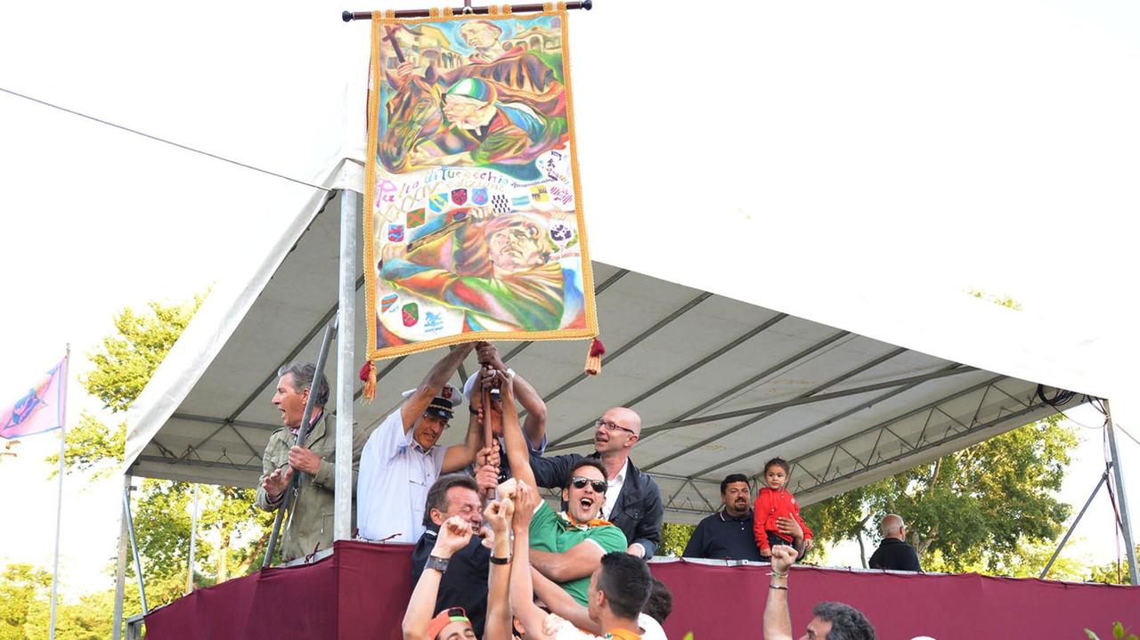 I contradaioli di Querciola festeggiano il trionfo nell'edizione 2014