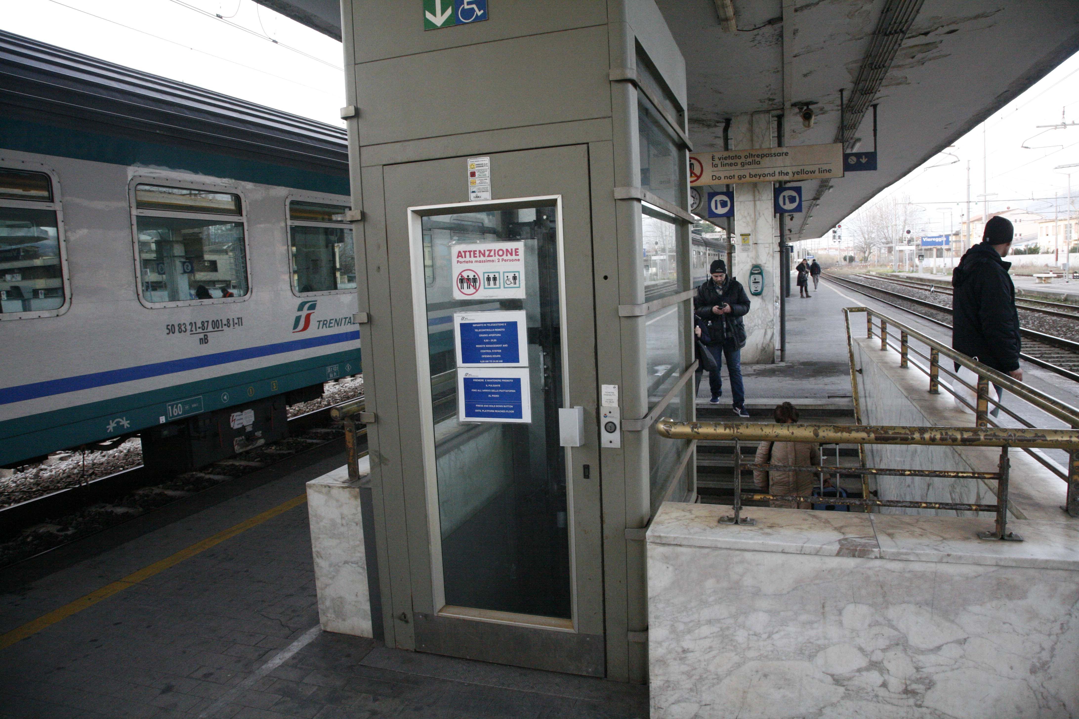 L'ascensore del terzo binario della stazione di Viareggio