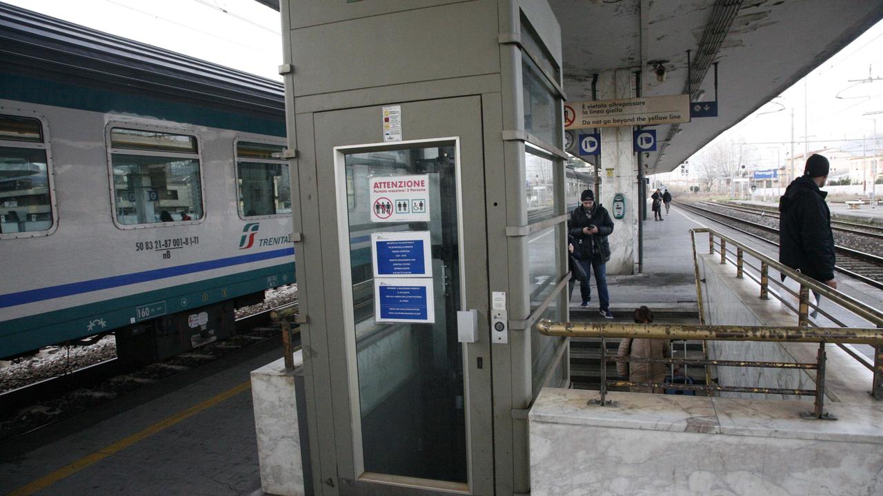 L'ascensore del terzo binario della stazione di Viareggio