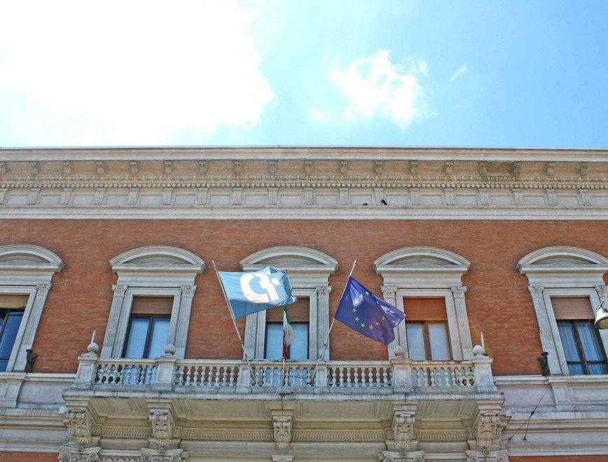 Carife, all’ultimo atto la vendita del leasing Filiali, Intesa lascia 