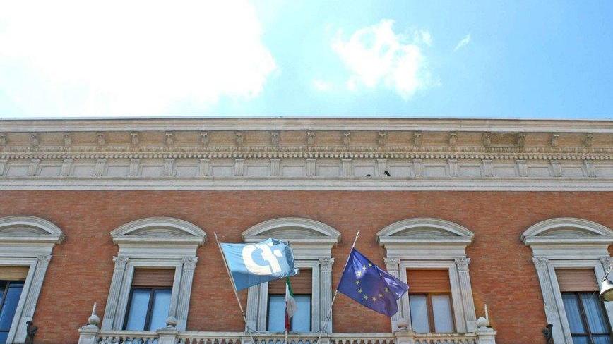 Carife, all’ultimo atto la vendita del leasing Filiali, Intesa lascia