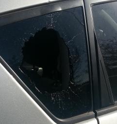 Pochi soldi ai parcheggiatori, auto danneggiata La denuncia di una coppia in piazza Mercatale