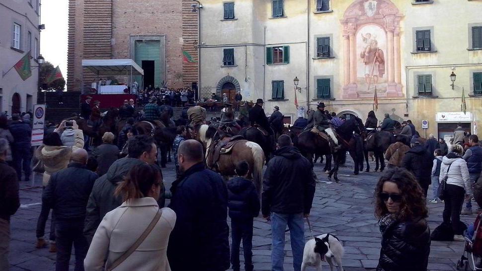 Piazza stracolma per la benedizione degli animali