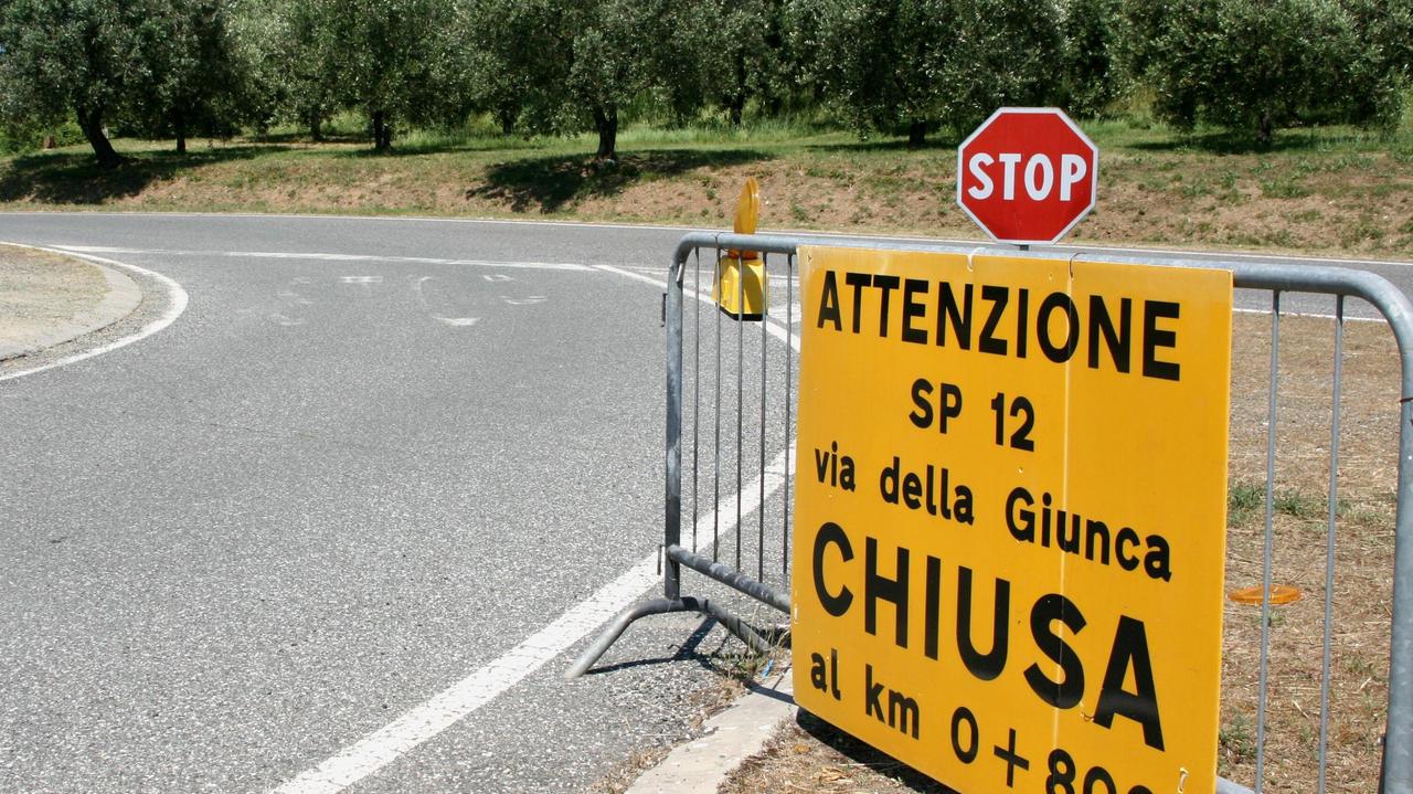Via della Giunca a Rosignano, chiusa da un anno