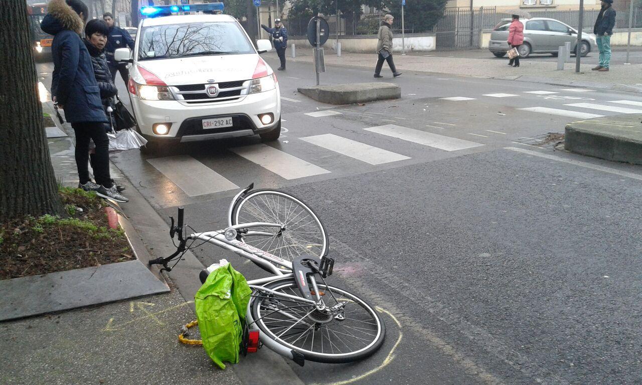 Pensionato in bici centrato da un furgone