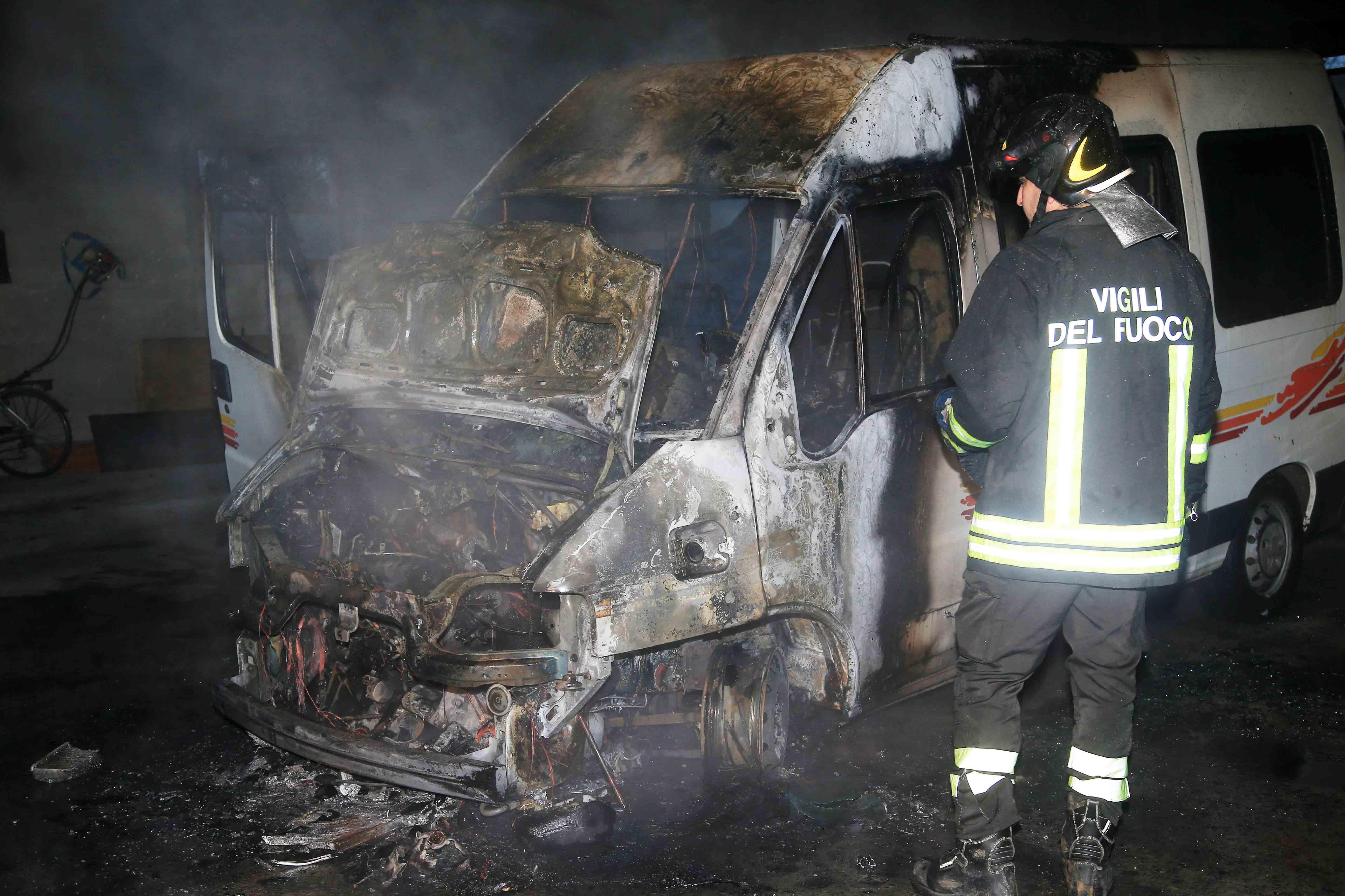 A fuoco furgone per il trasporto disabili