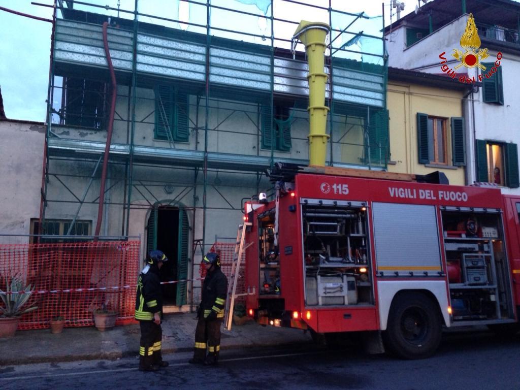 L'incendio sulla ex statale Fiorentina, all'altezza di Casini (foto Vigili del fuoco)
