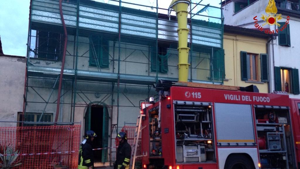L'incendio sulla ex statale Fiorentina, all'altezza di Casini (foto Vigili del fuoco)