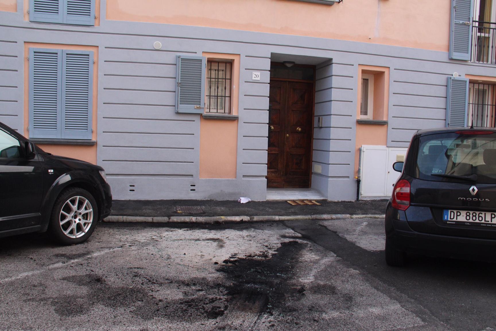 I segni dell'auto braciata in via Ravizza