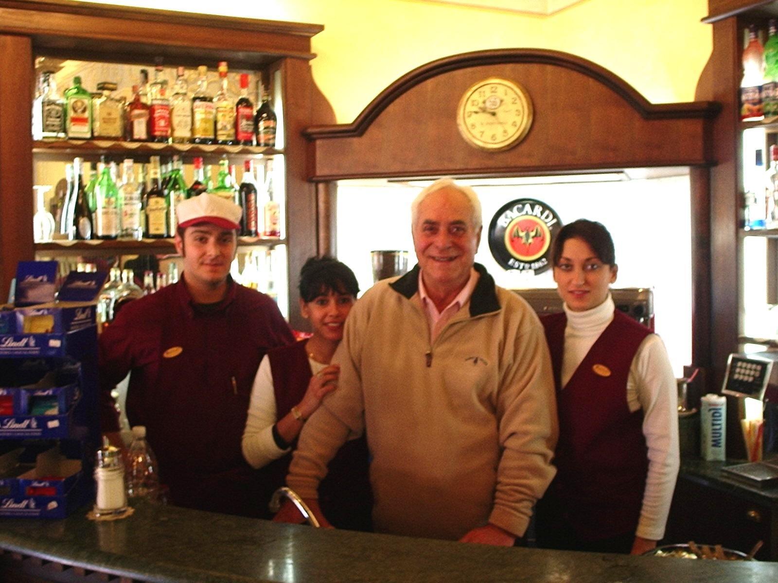Giuseppe Salvioli al centro, con i familiari nella sua pasticceria ora gestita dal nipote