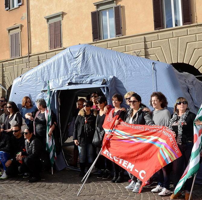 Il presidio dei lavoratori dell'Eurovinil in piazza Dante a Grosseto (foto Bf)