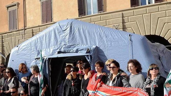 Il presidio dei lavoratori dell'Eurovinil in piazza Dante a Grosseto (foto Bf)