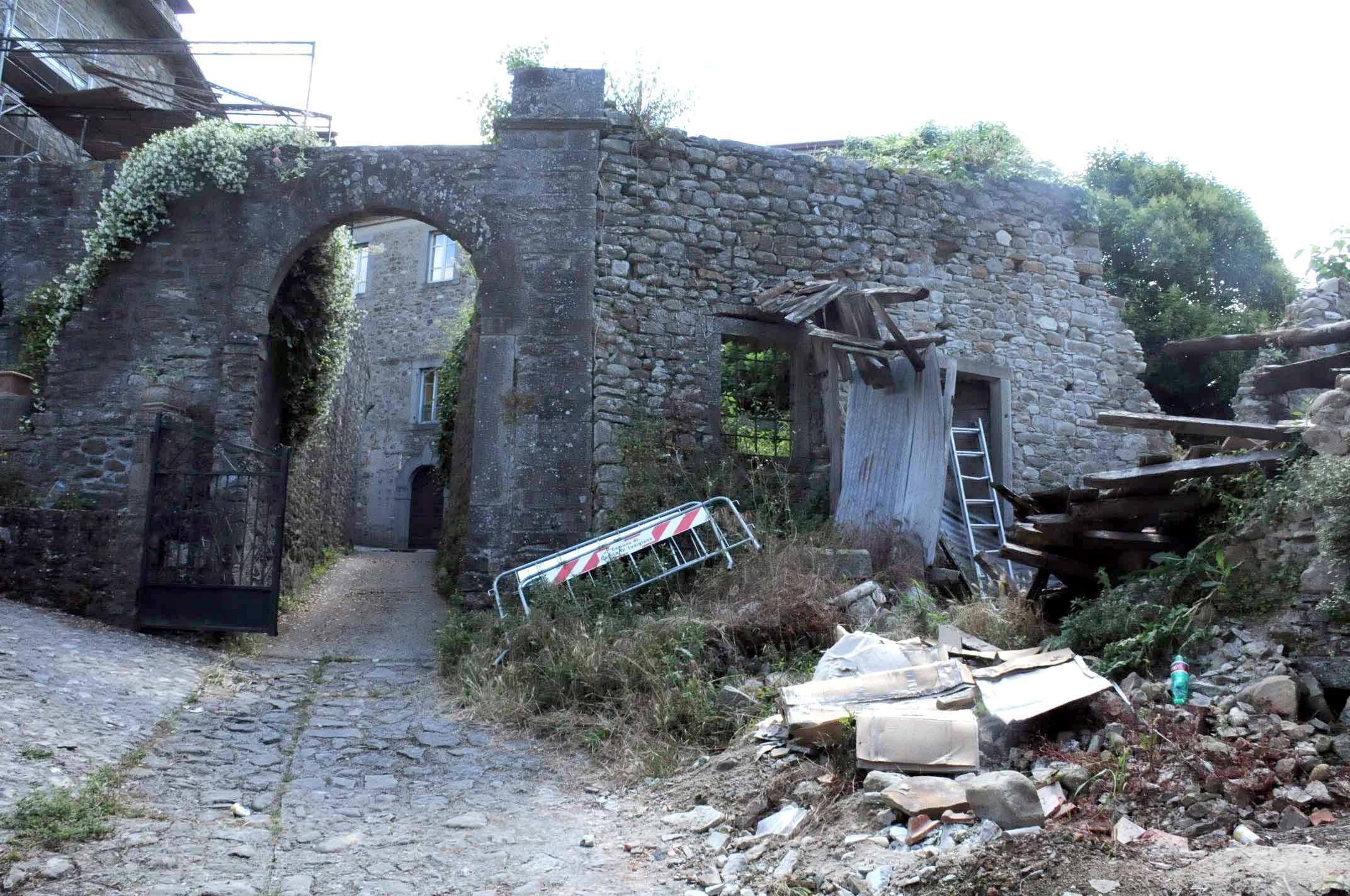 Macerie a Casola per la scossa di terremoto del 2013