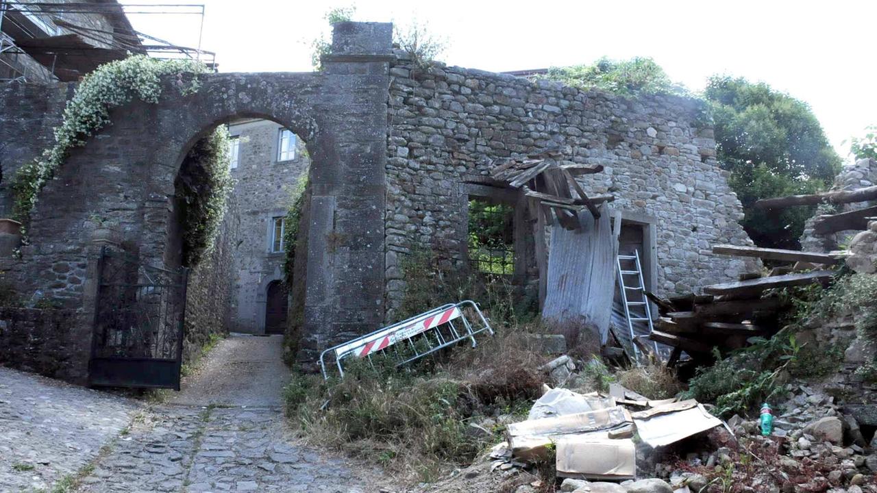 Macerie a Casola per la scossa di terremoto del 2013