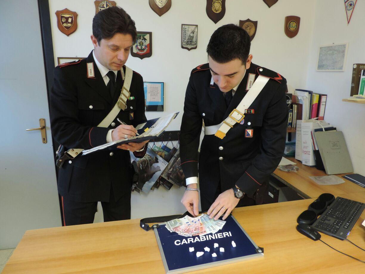 I carabinieri con le dosi e i soldi presi allo spacciatore