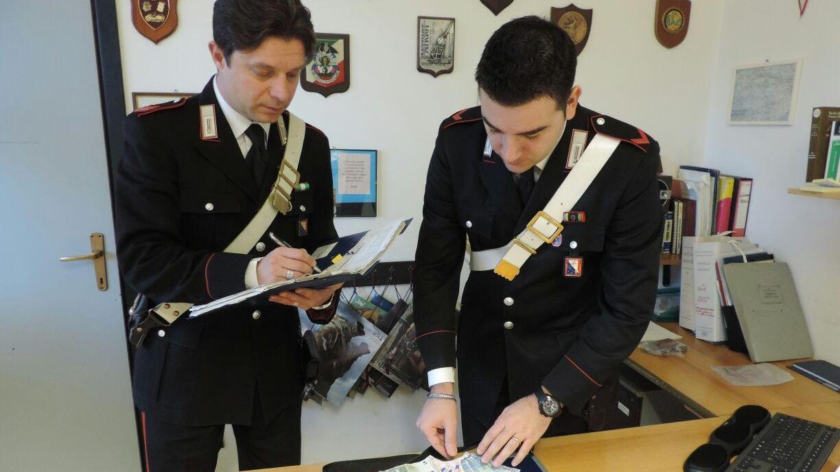 I carabinieri con le dosi e i soldi presi allo spacciatore
