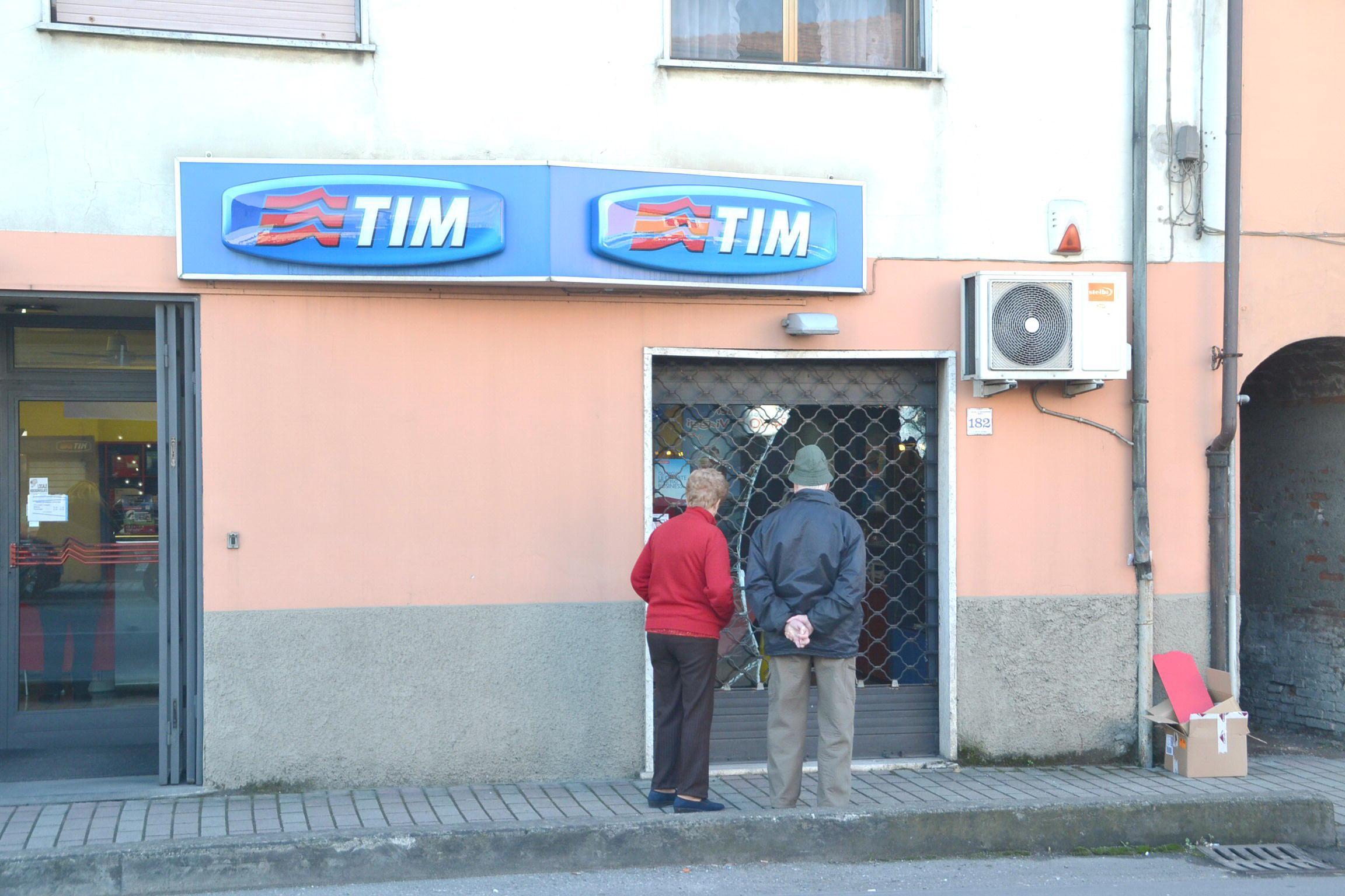 Il negozio di telefonia svaligiato dai ladri (Vip)