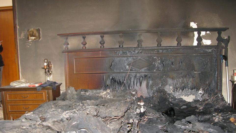 È morto carbonizzato nel suo letto
