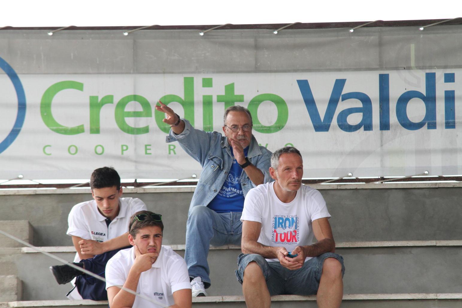 Ennio Pellegrini dà indicazioni dalla tribuna