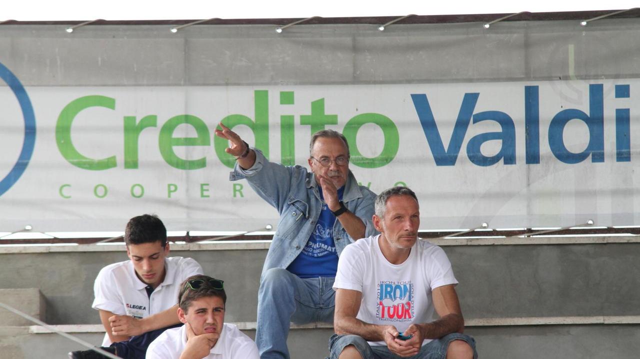 Ennio Pellegrini dà indicazioni dalla tribuna