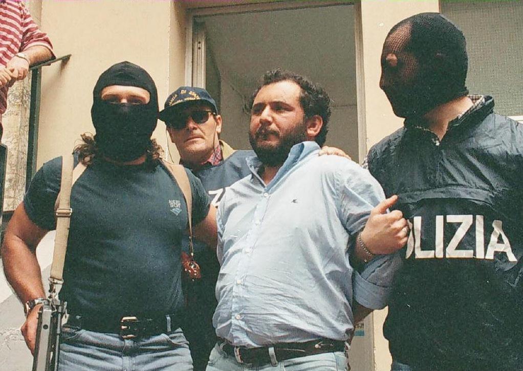 Giovanni Brusca esce dalla questura di Palermo il giorno della sua cattura