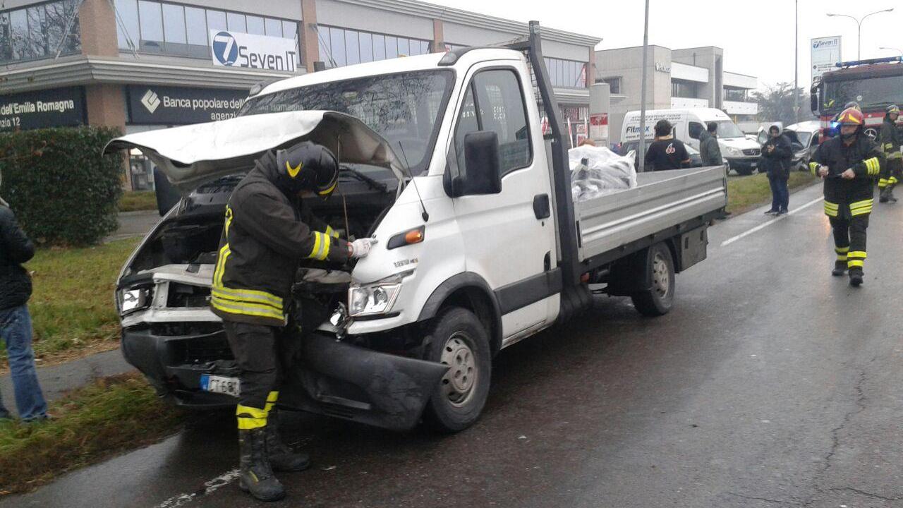 Scontro frontale in via Vico, un ferito e traffico in tilt