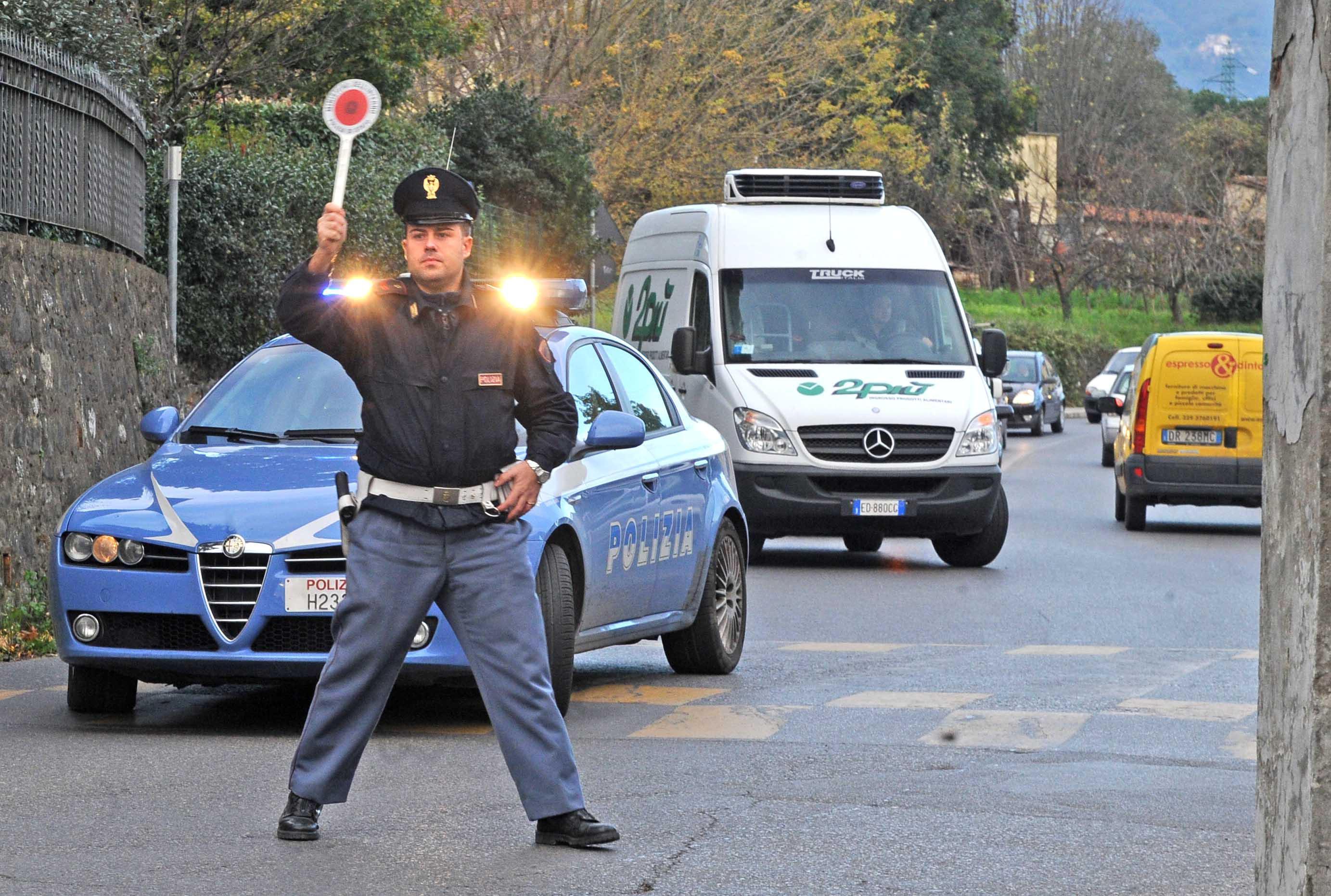 Un controllo ad un posto di blocco della Polizia (foto Gori)