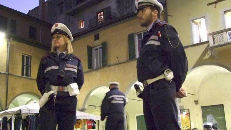 Vigili urbani in piazza delle Vettovaglie