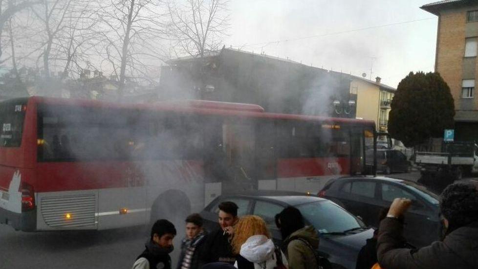 Ancora un guasto su un autobus Seta, pendolari appiedati