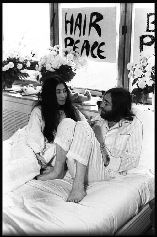 Gli storici "Bed in" di Lennon e Yoko Ono negli scatti di un reggiano