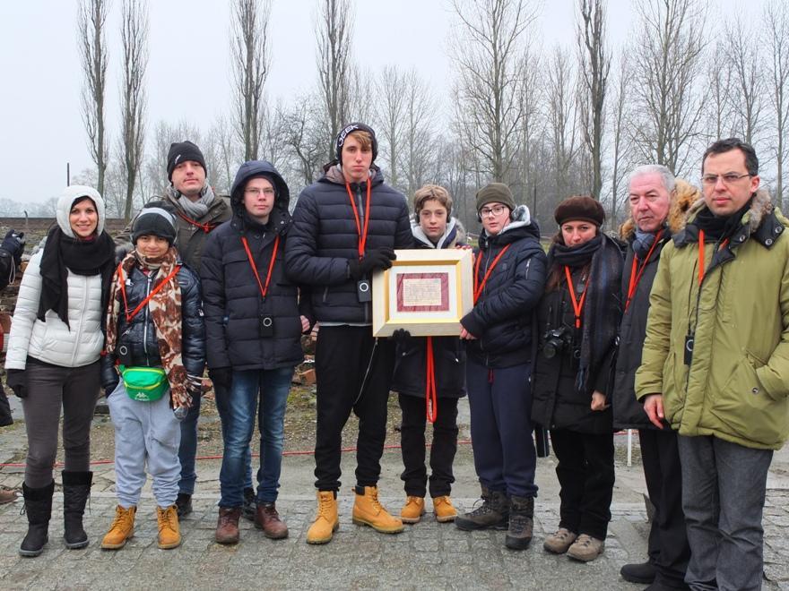 I ragazzi di Stazzema con la targa di fratellanza regalata alla comunità ebraica