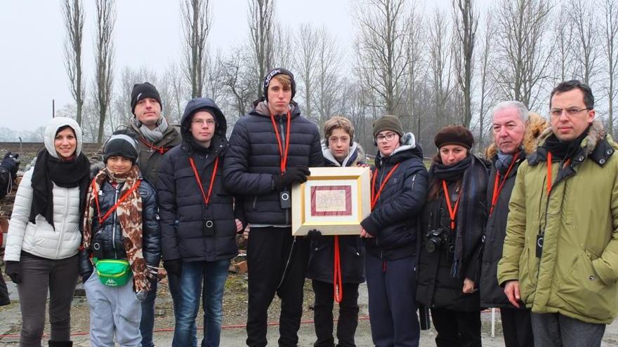 I ragazzi di Stazzema con la targa di fratellanza regalata alla comunità ebraica