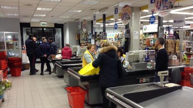 Il personale e i carabinieri nel supermercato Coop subito dopo la rapina