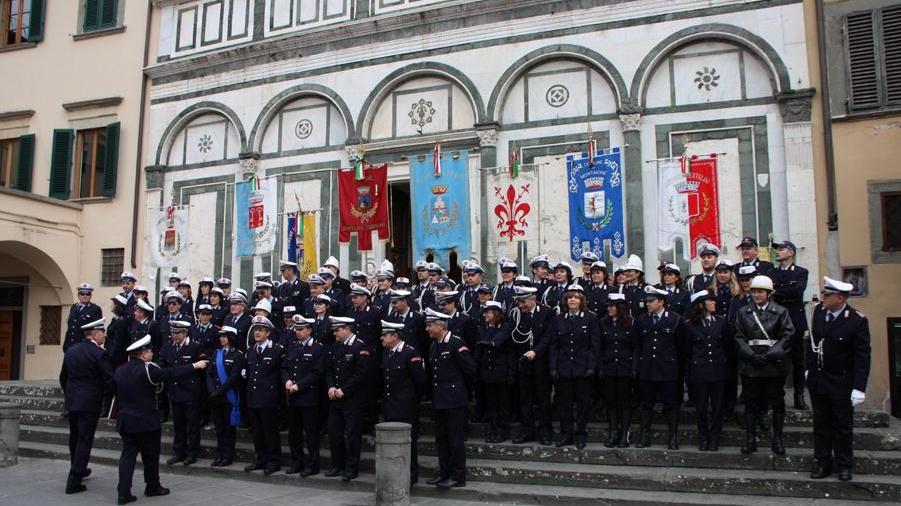 I vigili di fronte alla Collegiata