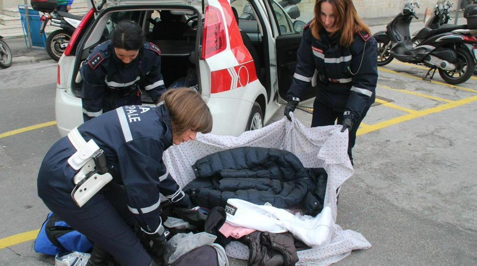 Blitz al mercato, sequestrate giacche e borse per 4000 euro 