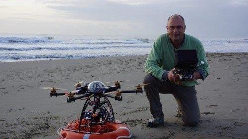 Roberto Santini del bagno Piero con il drone Versilio