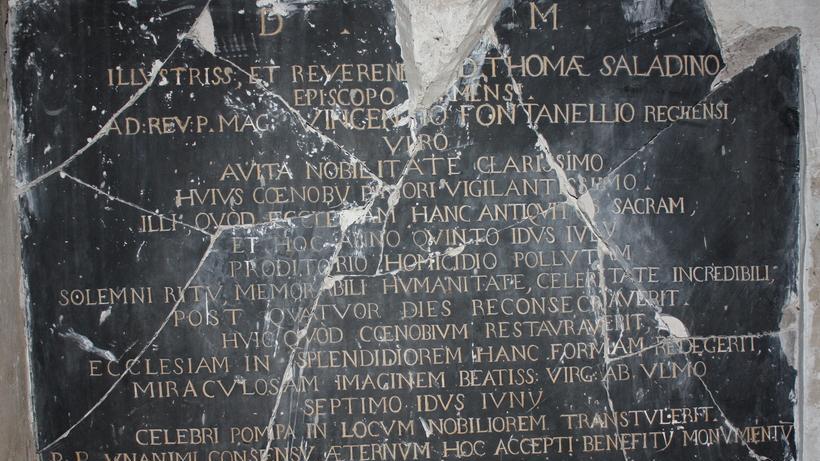 Riecco la lapide nera che attesta l’omicidio dentro il santuario