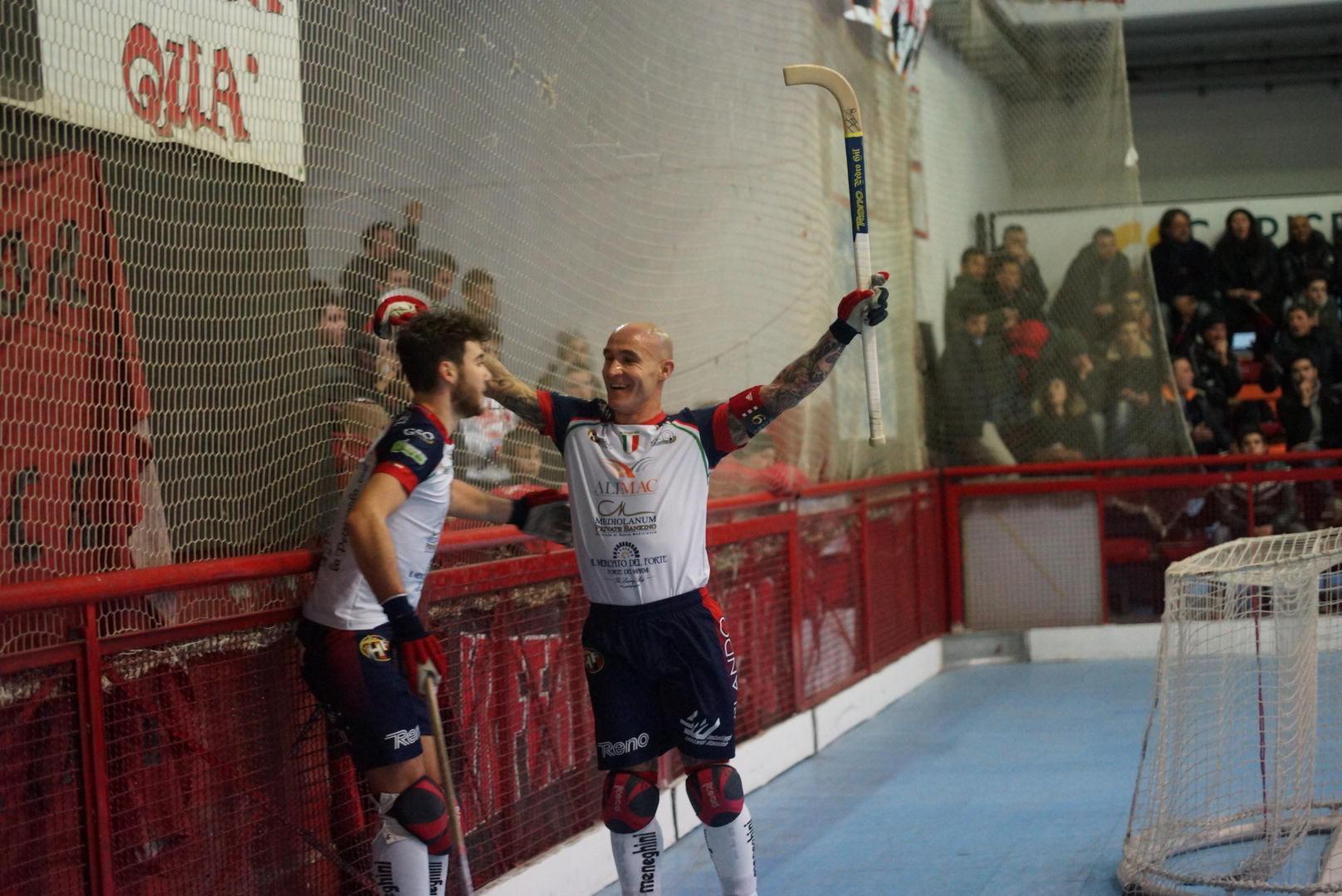 L'esultanza di Pedro Gil dopo uno dei quattro gol messi a segno a Sarzana (foto Gabriele Baldi)