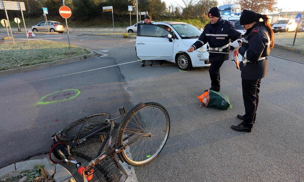 Donna in bici investita da un’auto