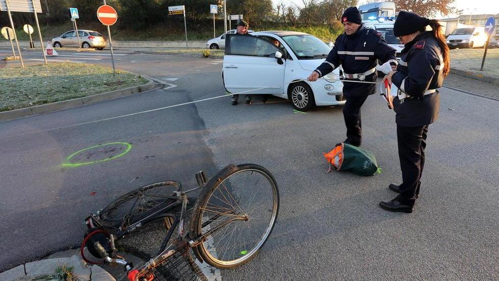 Donna in bici investita da un’auto