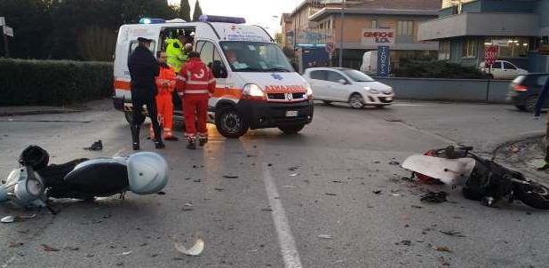 Pauroso scontro tra due scooter 