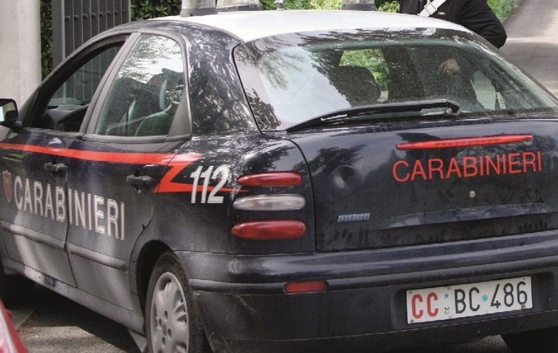 Immobilizza con le fascette i dipendenti e rapina la banca
