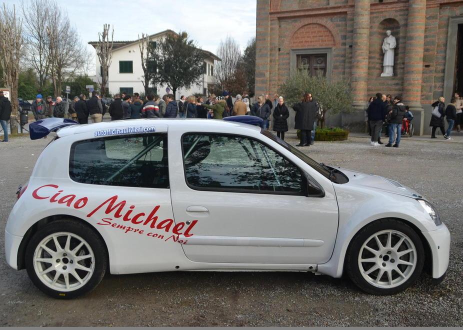 Rombano le auto da corsa, i piloti salutano il loro fan 