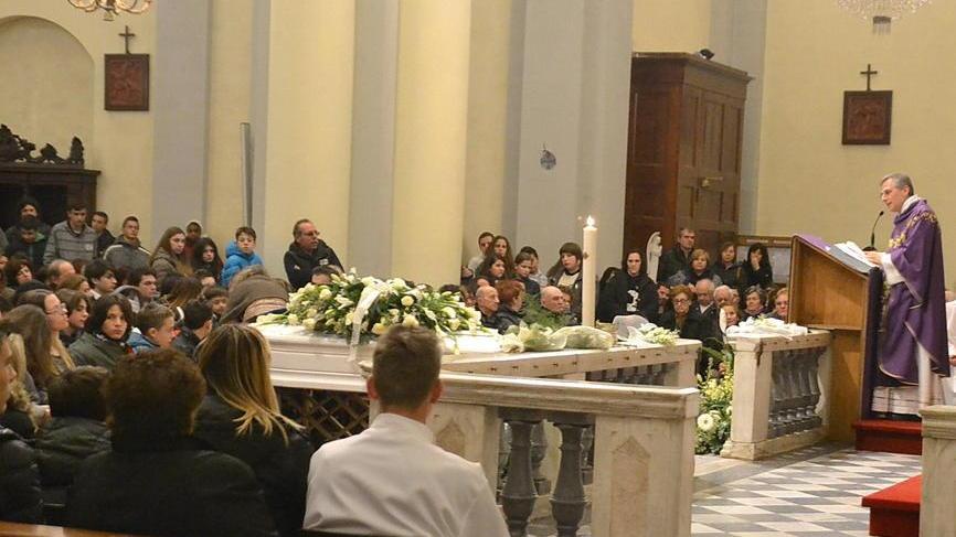 Palloncini bianchi e azzurri per dire addio a Michael