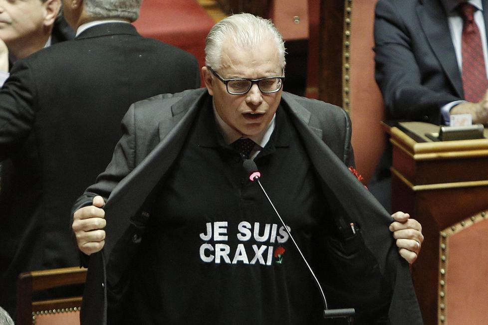 Barani porta in Senato la maglia Je suis Craxi 