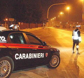 Fugge e getta via la coca dagli slip 