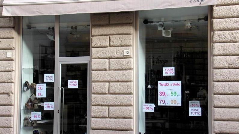 Fioriera come ariete per sfondare il vetro al negozio “Virage”